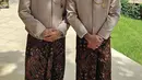 Vidi Aldiano dan Reza Rahadian hadir sebagai bride man mengenakan beskap warna coklat dipadukan bawahan kain lilit batik lengkap dengan blangkonnya.  [@vidialdiano]