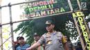 Kapolda Metro Jaya Irjen Gatot Eddy Pramono meninjau persiapan tempat pemungutan suara (TPS) di Kampoeng Pemilu Nusantara, Depok, Jawa Barat, Selasa (16/4). Peninjauan tersebut untuk memastikan persiapan dan keamanan penyelenggaraan pemilu serentak 17 April 2019. (Liputan6.com/Immanuel Antonius)