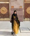 Berfoto di Tanah Suci, Fuji tampak mengenakan gamis berwarna kuning. [Instagram/fuji_an]
