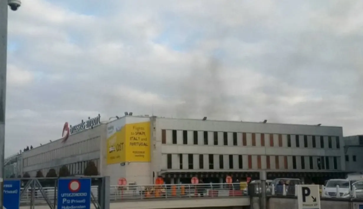 Asap hitam terlihat mengepul dari bandara Zaventem di Brussel, setelah terjadi ledakan, Belgia, Selasa (22/3). Sedikitnya 13 orang tewas akibat dua ledakan beruntun yang mengguncang ruang keberangkatan bandara tersebut. (REUTERS/Peter van Rossum)