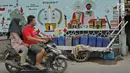 Sejumlah jeriken terlihat di kawasan Muara Baru, Jakarta, Selasa (9/7/2019). Pada saat musim kemarau air sumur tidak mengalir deres, untuk memenuhi air bersih warga dalam sehari mereka mengeluarkan uang Rp. 15.000 untuk membeli enam jeriken untuk air bersih. (Liputan6.com/Herman Zakharia)