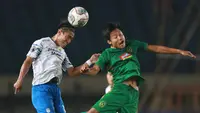 Pemain Persib Bandung, Henhen Herdiana (kiri) berebut bola dengan pemain PSS Sleman, Muhammad Rifky Suryawan saat laga perempat final Piala Presiden 2022 antara Persib Bandung melawan PSS Sleman di Stadion Si Jalak Harupat, Bandung, Jumat (01/07/2022). (Bola.com/Bagaskara Lazuardi)