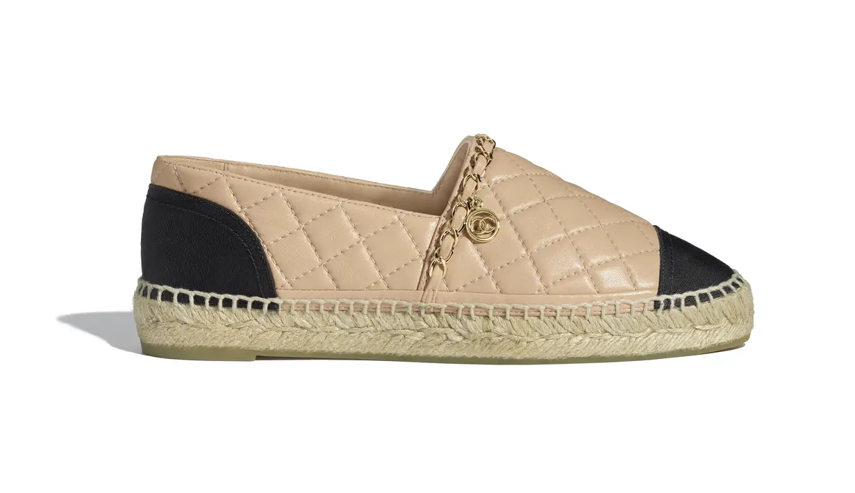 Ingin bergaya santai dan kasual. koleksi espadrilles merupakan jawaban tepat untu gaya Anda.  (Liputan6.com/pool/Chanel)