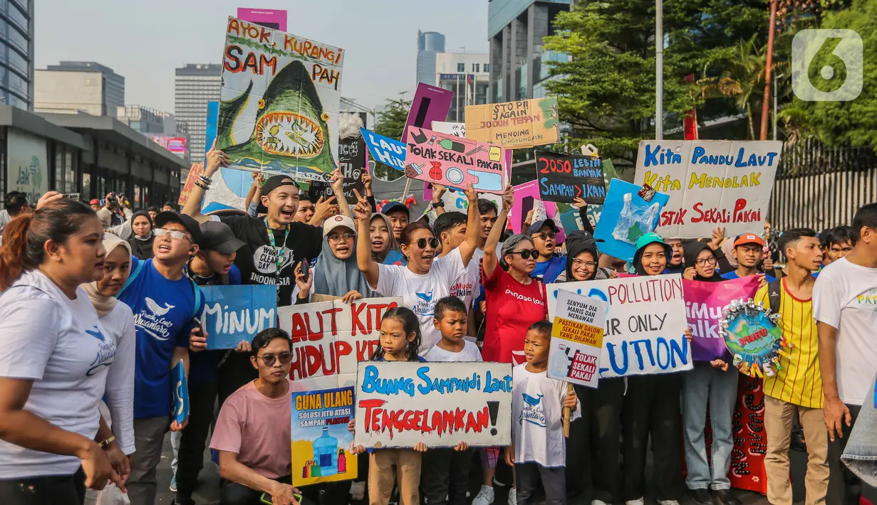 Seperti diketahui, Susi Pudjiastuti kerap menyuarakan penolakan terhadap penggunaan plastik sekali pakai berkaitan dengan rusaknya ekosistem laut akibat sampah yang diciptakan dari penggunaan plastik tersebut. (Liputan6.com/Faizal Fanani)
