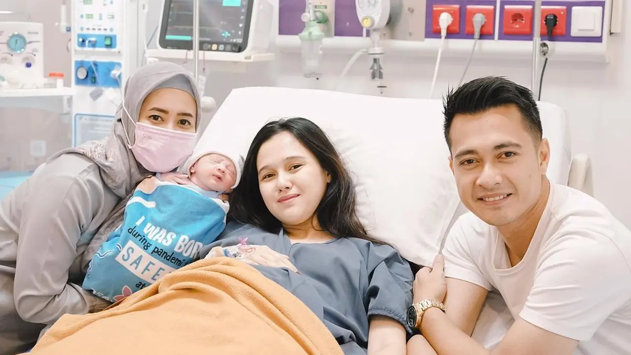 Eza Gionino dikaruniai anak ketiga yang diberi nama Akshay Gionino (Foto Instagram @ezagio @nafaspertama)