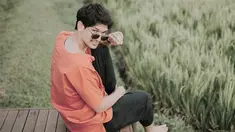 Kacamata menjadi salah satu fashion item yang tak boleh terlewatkan bagi pria 32 tahun ini saat berlibur. Selain melindungi dari sinar matahari, penampilan Dimas Beck dengan kacamata hitam membuatnya terlihat makin menawan. 
(Liputan6.com/IG/@dimasbeck)