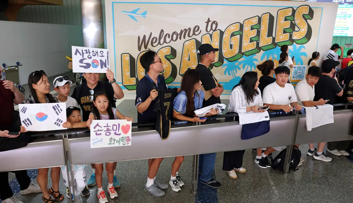 Son Heung-min memiliki andil besar mengakhiri puasa trofi Tottenham Hotspur selama 17 tahun. Ia memimpin Spurs menjuarai Liga Europa 2024/25 usai menumbangkan Manchester United di laga final. (Patrick T. Fallon/AFP)