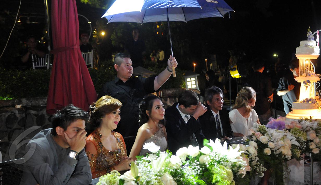 Suasana konferensi pers acara lamaran Nadia Vega di Kebun Raya Bogor, Jawa Barat, Sabtu (6/6/2015). Nadia menggelar acara lamarannya dengan konsep garden party. (Liputan6.com/Panji Diksana)