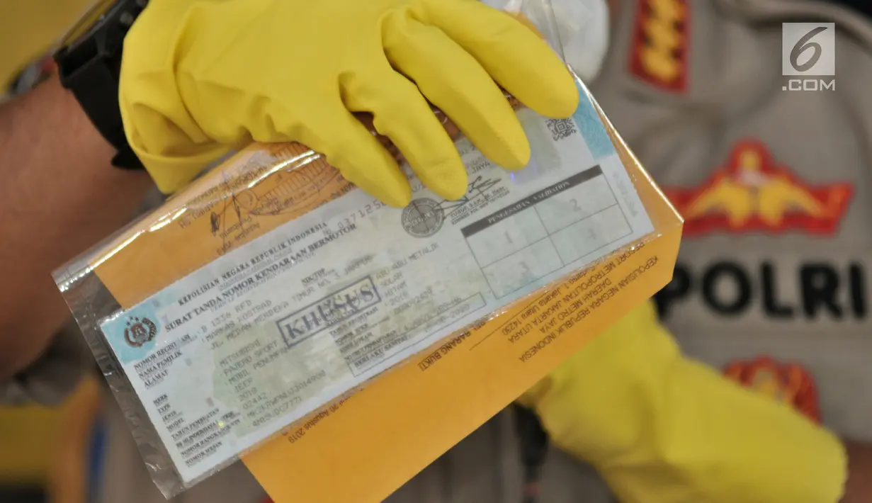 Petugas memperlihatkan barang bukti dalam pengungkapan kejahatan pemalsuan jual beli STNK dan TNKB khusus di Polres Jakarta Utara, Selasa (27/8/2019). Polisi berhasil membongkar sindikat jual beli STNK dan TNKB dengan sandi pejabat RFD dan RFP palsu via online shop. (merdeka.com/Iqbal S Nugroho)