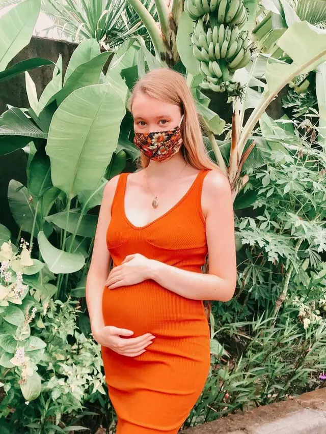 Sedang Hamil, Ini 6 Potret Baby Bump Polly Alexandria Bule yang Nikahi Pria Muntilan