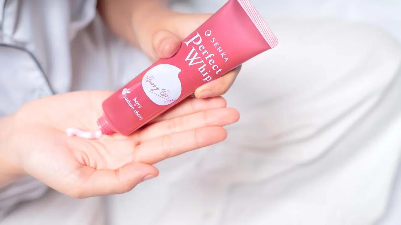 Beauty Review: Pembersih Wajah Senka Perfect Whip Berry Bright Membuat Wajah lebih Lembut