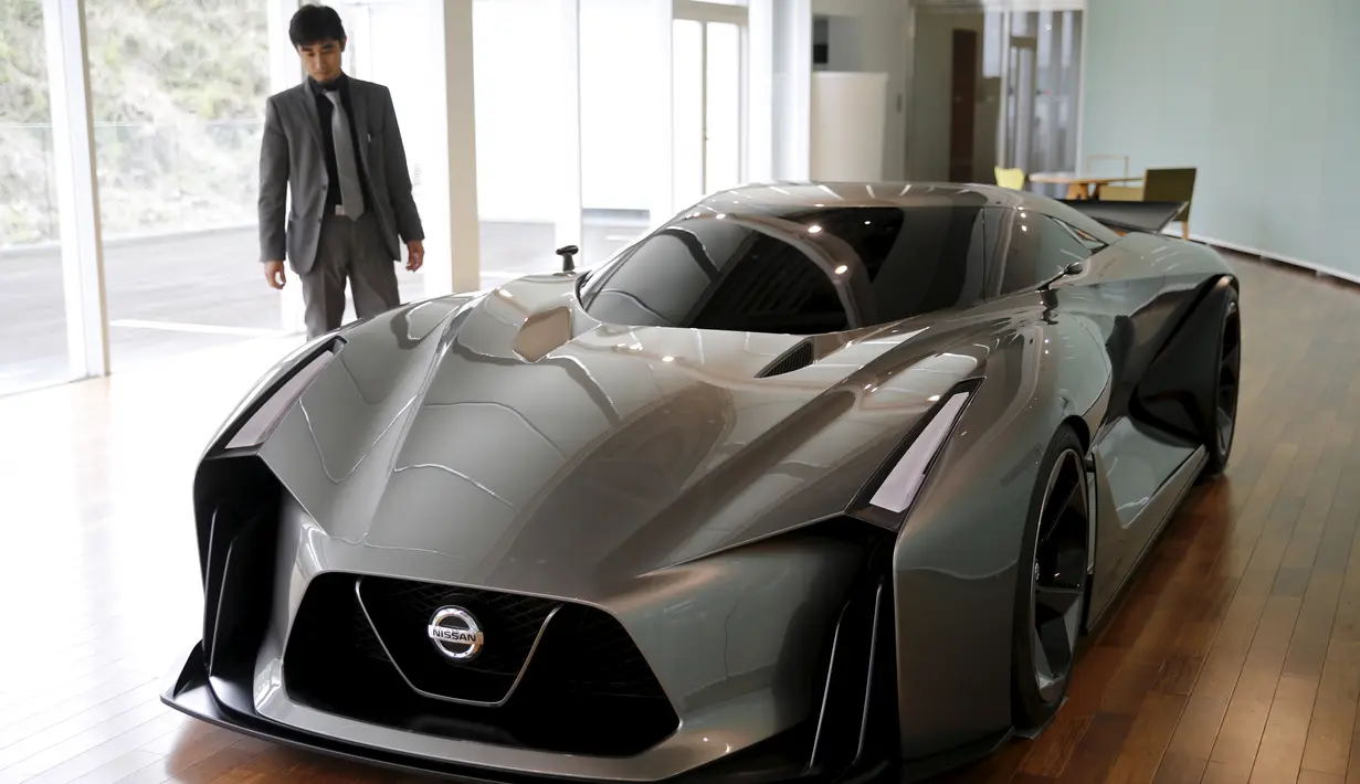 General Manager of Color Departemen Desain Global Design Center, Tsutomu Yamaguchi berdiri disamping mobil Nissan Concept 2020 Visi Gran Turismo di Global Design Center, Atsugi , Jepang, (14/1). (REUTERS / Toru Hanai)