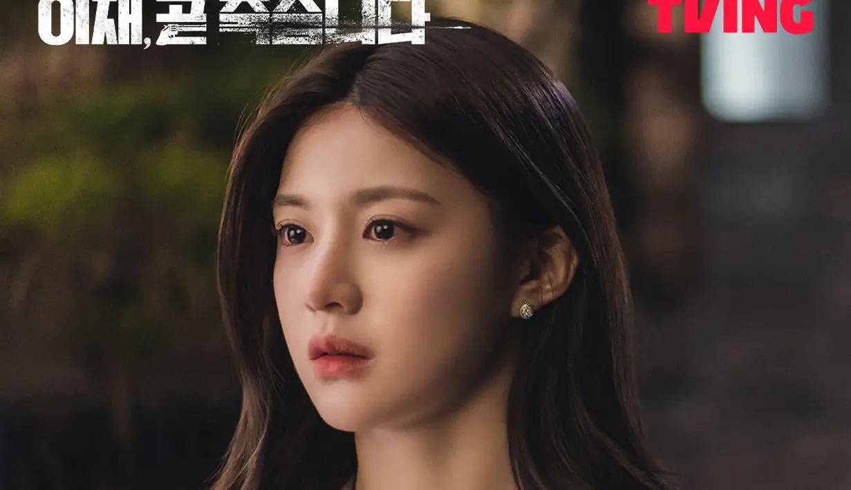 Go Yoon Jung berperan sebagai novelis bernama Lee Ji Soo yang memiliki hubungan dengan Choi Yi Jae. (Foto: TVING)