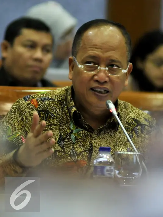 Menristek-Dikti Muhammad Nasir memberikan penjelasan saat raker dengan Komisi X DPR, di Kompleks Parlemen, Jakarta, Rabu (10/2). Rapat membahas Penetapan kepangkatan Dosen serta isu - isu terkini di bidang Menristek-Dikti. (Liputan6.com/Johan Tallo)
