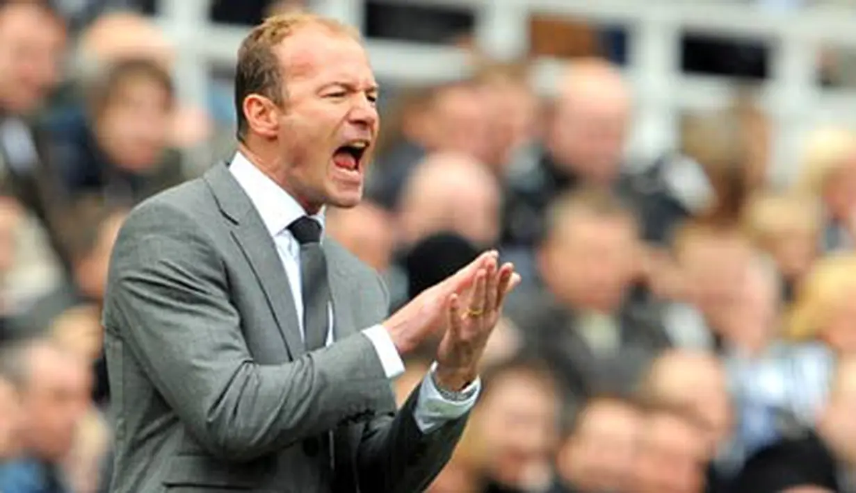 Newcastle United manager Alan Shearer reacts during the English Premier league match against Chelsea at St James Park, Newcastle, on April 4, 2009. AFP PHOTO/ANDREW YATES