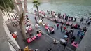 Sejumlah warga menikmati musik saat berkumpul di tepi sungai Seine sebagai bagian dari acara musim panas Paris Plages di Paris, Prancis (7/7). (AFP Photo/Francois Guillot)