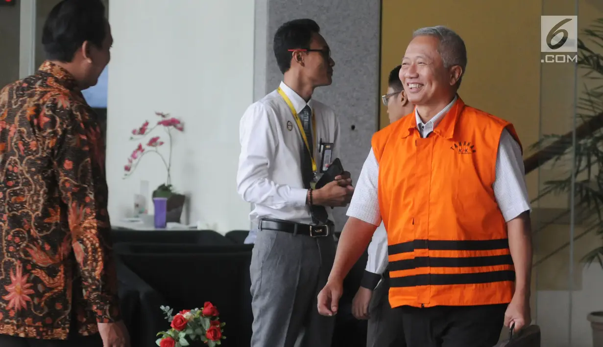 Senyum terdakwa mantan Dirjen Hubla Kemenhub Antonius Tonny Budiono usai diperiksa KPK, Jakarta, Jumat (20/4). Antonius diperiksa terkait suap tender izin proyek di Direktorat Perhubungan Laut di Pelabuhan Tanjung Mas Semarang. (Merdeka.com/Dwi Narwoko)