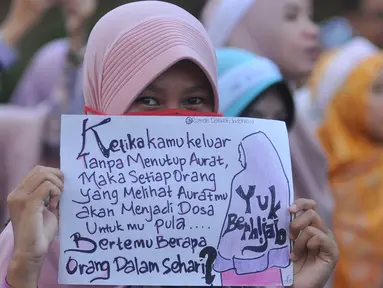 Sejumlah wanita berhijab melakukan aksi Gerakan Menutup Aurat di Kawasan Bundaran HI, Jakarta, Minggu (14/2/2016). Mereka mengajak kepada wanita muslim untuk menutup Aurat sesuai dengan syariat. (Liputan6.com/Gempur M Surya)