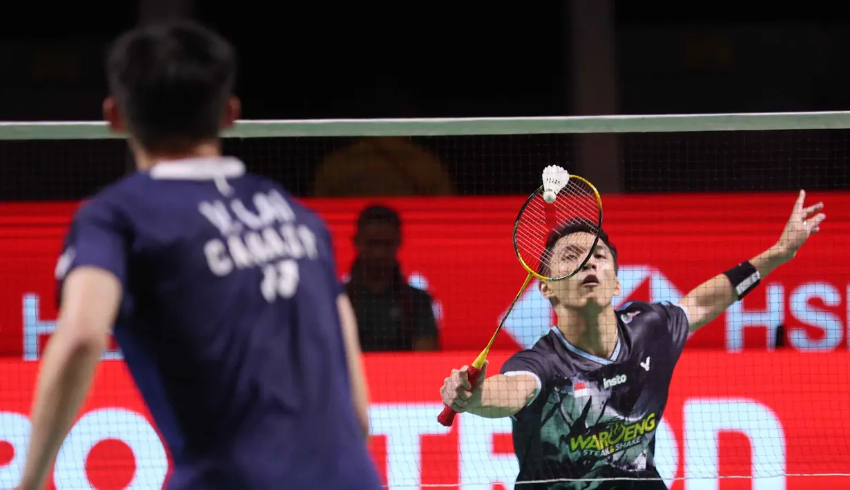 Tunggal putra Indonesia, Jonatan Christie, saat bertanding melawan wakil Kanada, Victor Lai, pada laga final turnamen bulutangkis Indonesia Open 2026 di Istora Gelora Bung Karno, Senayan, Jakarta, Minggu (7/6/2026). (Bola.com/M Iqbal Ichsan)