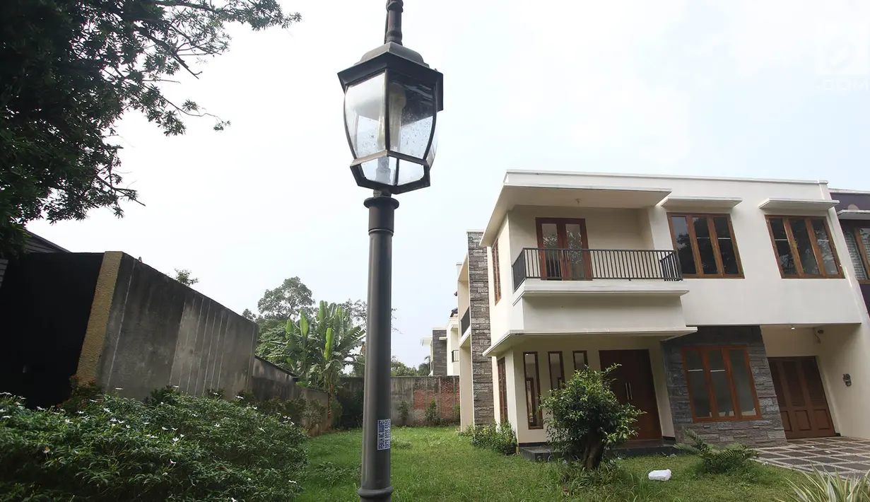 Rumah mewah milik mantan Presiden PKS, Luthfi Hasan Ishaaq, yang ada di Perumahan Rumah Bagus Residence Blok B1, Jalan Kebagusan Dalam I, Lenteng Agung, Jakarta, Rabu (11/10). Rumah itu akan dilelang senilai Rp 2,9 miliar. (Liputan6.com/Immanuel Antonius)