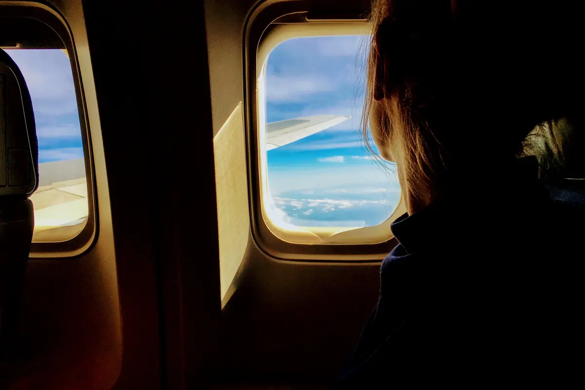 Tips tidur nyaman di pesawat saat traveling