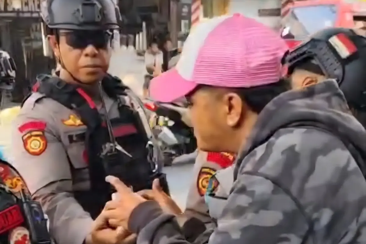 Jaguar Presisi Polres Metro Depok saat menangani debt collector yang resahkan warga di Jalan Raya Keadilan, Sukmajaya, Depok.