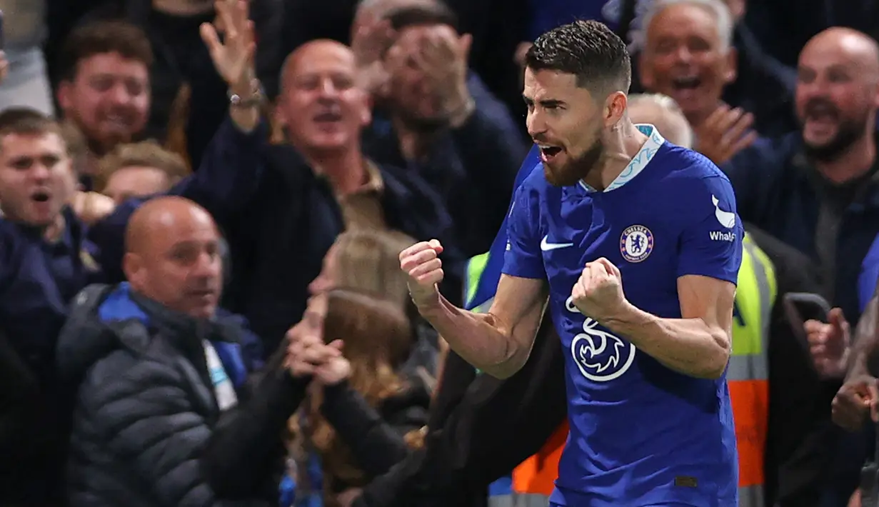Selebrasi gelandang Chelsea, Jorginho setelah mencetak gol ke gawang Manchester United pada laga Liga Inggris 2022/2023 di Stamford Bridge, London (22/10/2022). Jorginho meninggalkan Napoli untuk bergabung dengan Chelsea pada awal musim 2018/2019 dengan nilai transfer 57 juta euro atau kini setara Rp936 miliar. Setelah bertahan 4,5 musim, ia meninggalkan The Blues untuk bergabung dengan Arsenal pada 31 Januari 2023 dengan mahar 11,3 juta euro. (AFP/Adrian Dennis)