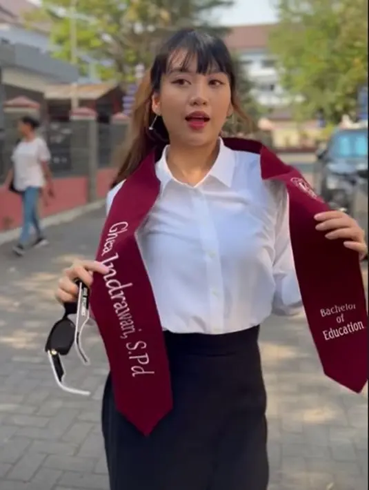 Saking hectic-nya, sang ibunda justru baru tahu kalau putrinya sidang skripsi pada hari itu. Kelulusan itu pun dirayakan dengan berfoto-foto, di mana Ghea mengenakan kemeja putih dan rok berwarna hitam. Selempang merah bertuliskan “Ghea Indrawari, S.Pd” juga tak ketinggalan disematkan padanya. (Liputan6.com/IG/@gheaindrawari)