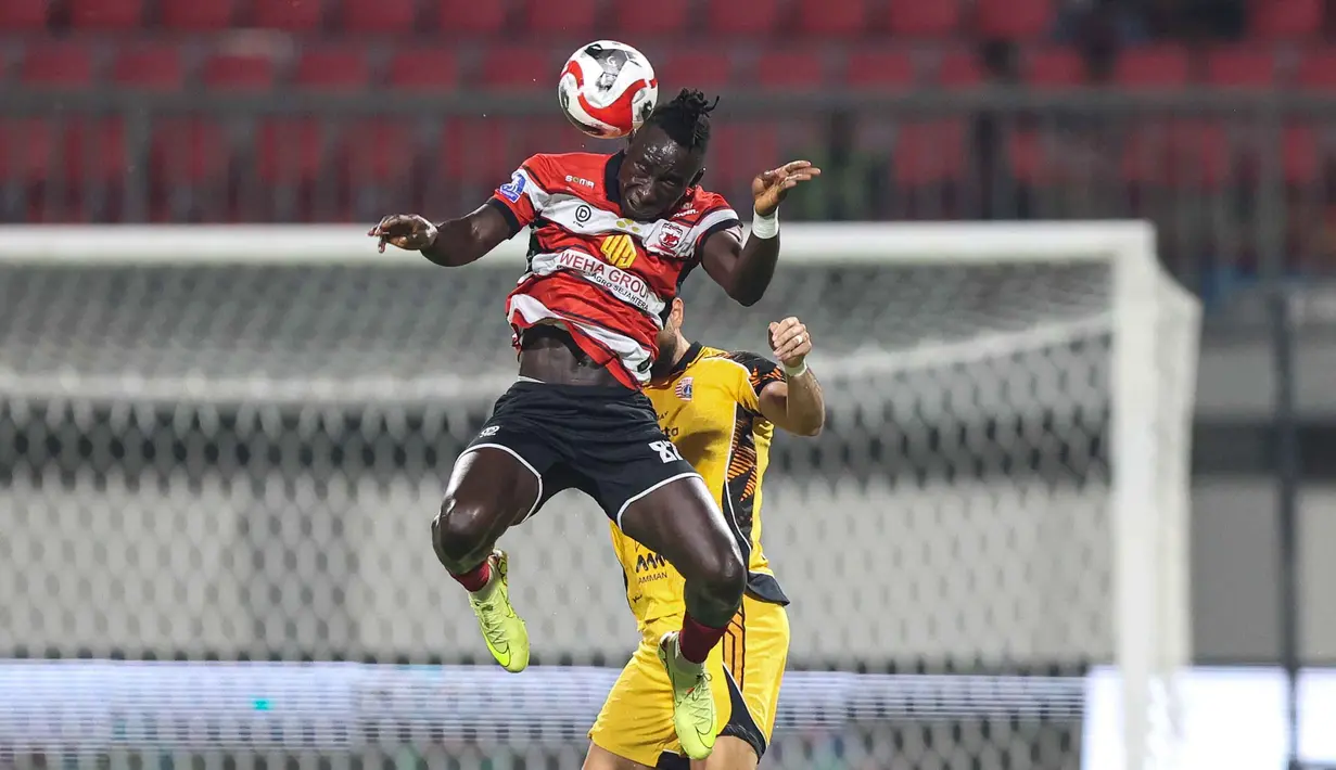 Hingga babak pertama usai, skor 1-0 untuk keunggulan Persija tidak berubah. (Bola.com/Abdul Aziz)
