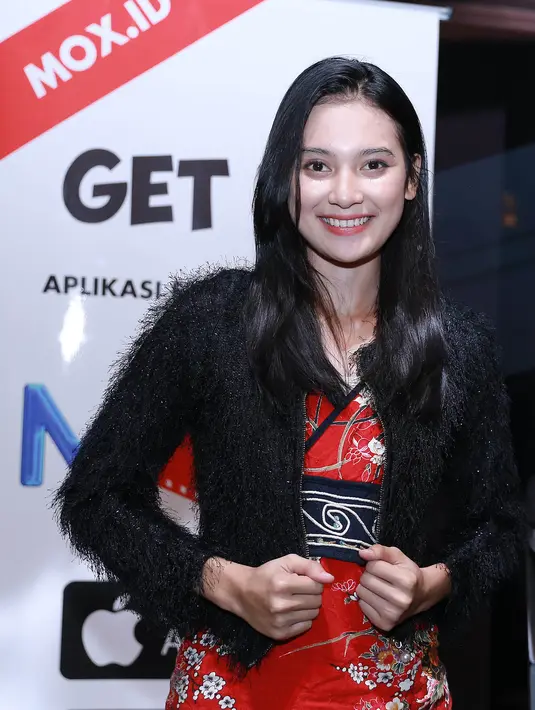 "Aku lebih senang melakukan perawatan di rumah. Tinggal beli bahannya, terus facial di rumah. Creambath juga di rumah pakai kemiri, sudah itu aja," kata Indah. (Galih W. Satria/Bintang.com)