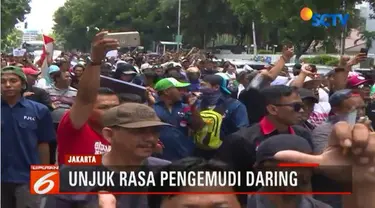 Ribuan pengemudi transportasi daring Senin siang melakukan aksi unjuk rasa di depan KEMENHUB, di Jalan Merdeka Barat, Jakarta Pusat.