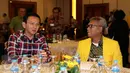 Cagub DKI Jakarta, Basuki Tjahaja Purnama (kiri) berbincang dengan Ketua Iluni UI, Arief Budhy Hardono jelang Urun Rembuk di Grand Sahid Jaya, Jakarta, Kamis (12/1). Urun rembuk berlangsung tertutup. (Liputan6.com/Helmi Fithriansyah)