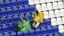Fans mengenakan rain coat saat hujan batu es pada laga grup C antara Ukraina melawan Irlandia Utara di Stadion Parc Olympique Lyonnais, Kamis ( 16/6/2016) WIB. (AFP/Jean-Philippe Ksiazek)