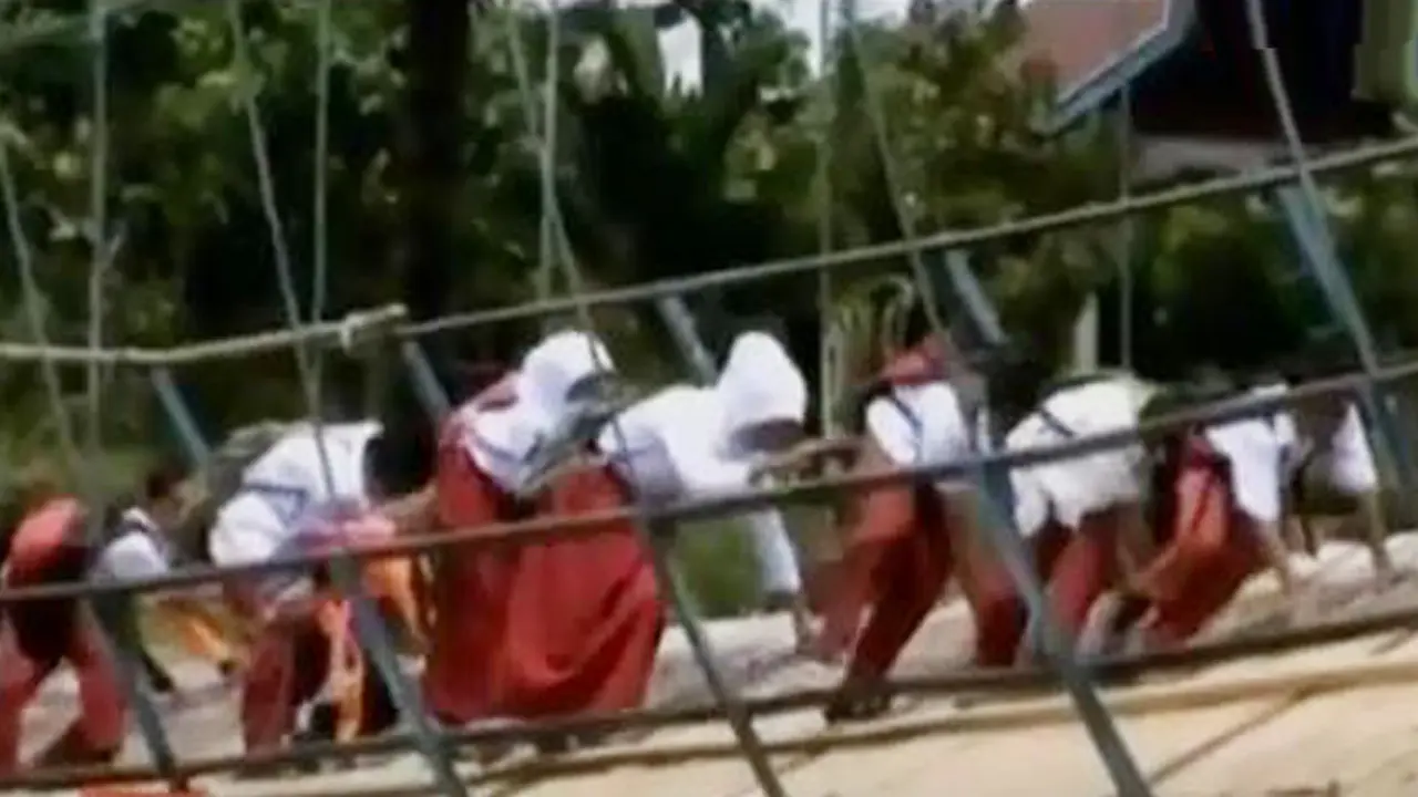 VIDEO: Demi Sekolah, Siswa Medan Merangkak Meniti Jembatan Ambruk