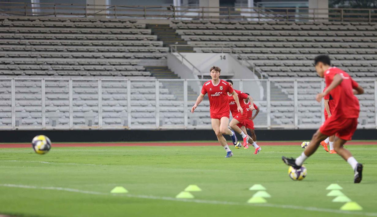 Laga ini merupakan momen debut bagi pelatih baru Indonesia, John Herdman. Tampak dalam foto, para pemain Timnas Indonesia menggelar sesi latihan resmi jelang melawan Saint Kitts and Nevis pada laga perdana FIFA Series 2026 di Stadion Madya, Kompleks Gelora Bung Karno, Jakarta, Kamis (26/3/2026). (Bola.com/M Iqbal Ichsan)