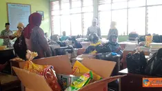 Inilah dunia pendidikan kita, sekolah sekarang ini berubah menjadi pasar. Ketika murid beristirahat guru-guru berdagang di dalam ruang guru SMP I, Minasa Tene, Pangkajene, Sulawesi Selatan.