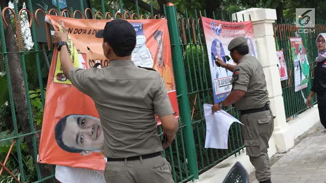 Panwaslu Ciracas Turunkan Alat Peraga Kampanye
