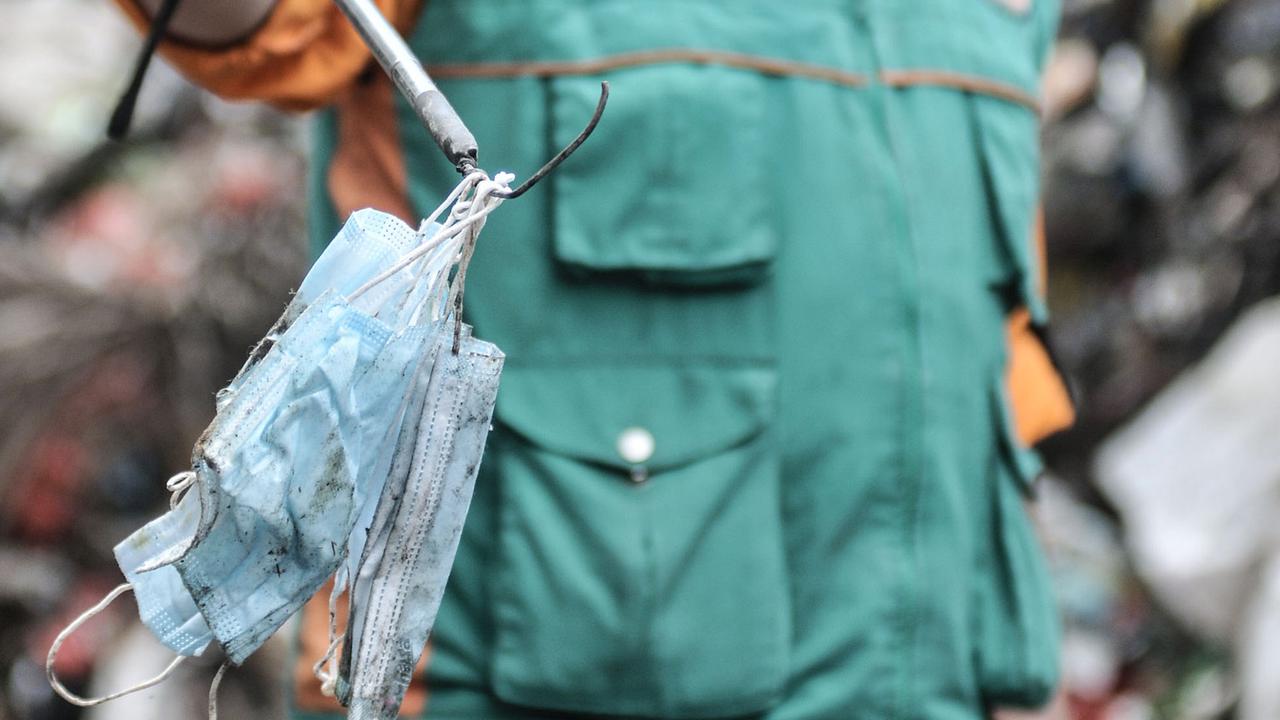 Petugas DLH DKI Jakarta Pilah Limbah Masker Rumah Tangga