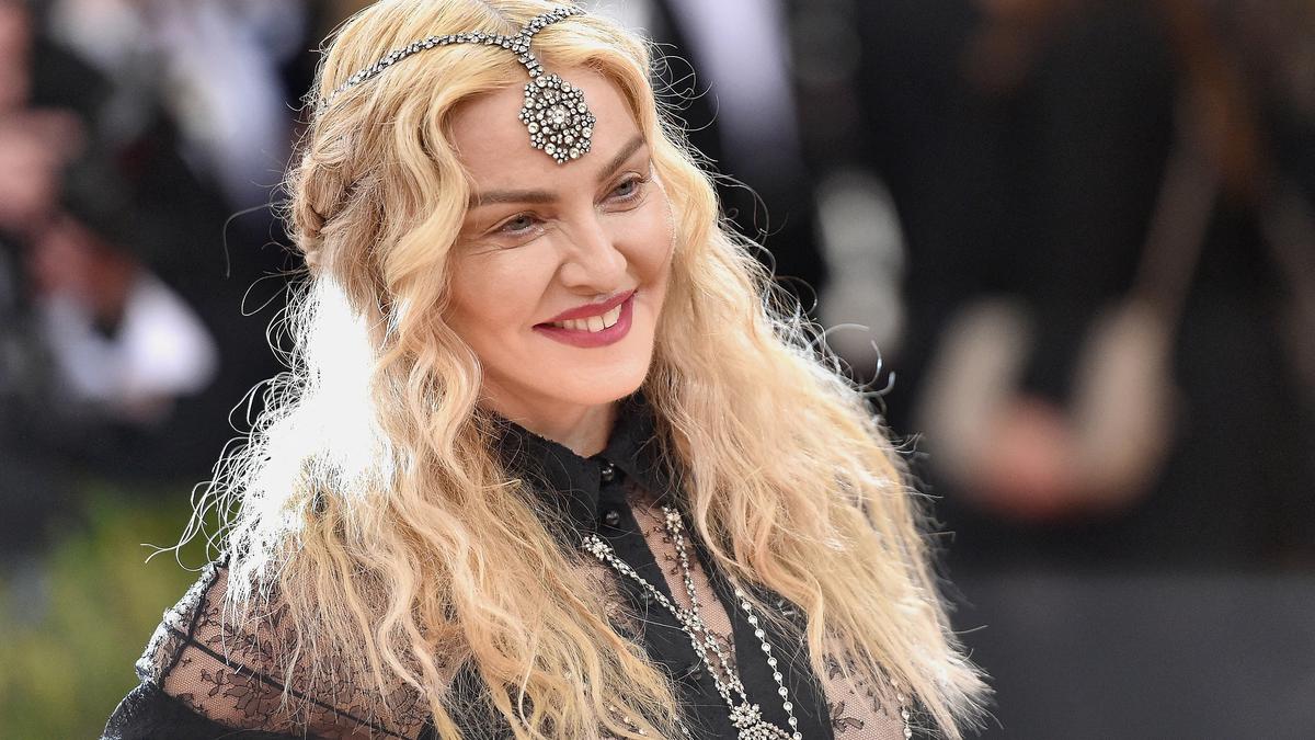 Madonna Bawa Chef Pribadi Saat Naik Pesawat, Makan Sushi dalam Penerbangan LA - Inggris