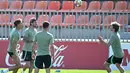 (Dari kiri) Pemain Atletico Madrid #14 Marcos Llorente, #05 Rodrigo De Paul dan  #07 Antoine Griezmann menghadiri sesi latihan menjelang leg kedua perempat final Liga Champions, di tempat latihan klub di Majadahonda, dekat Madrid, Senin (15/4/2024). (JAVIER SORIANO / AFP)