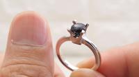 Cincin dari potongan kuku. (screenshot YouTube Kiwami Japan/https://www.youtube.com/watch?v=JKi85QNr7zo/Novi Thedora)