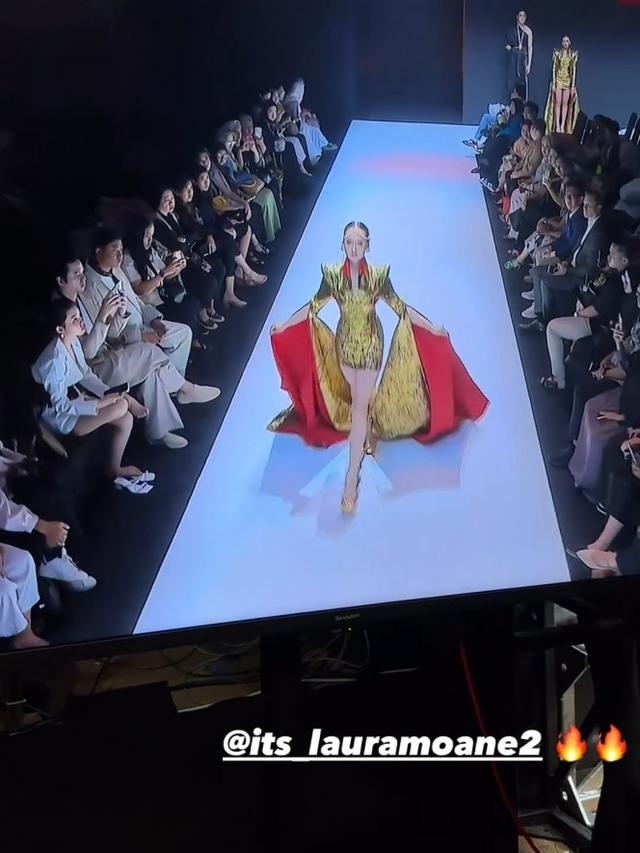 7 Potret Laura Moane di Catwalk JF3, Tampil Menyala dengan Busana Emas