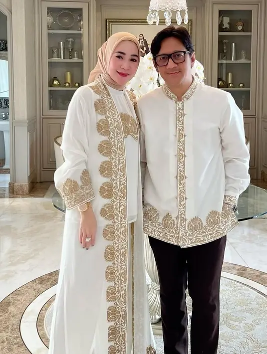 Istri Andre Taulany, Erin Taulany juga bergabung dengan deretan aktris yang memakai outerwear. Keluarga Taulany memakai koleksi dodotan white and gold dari Ghea Fashion Studio. [Foto: @erintaulany]