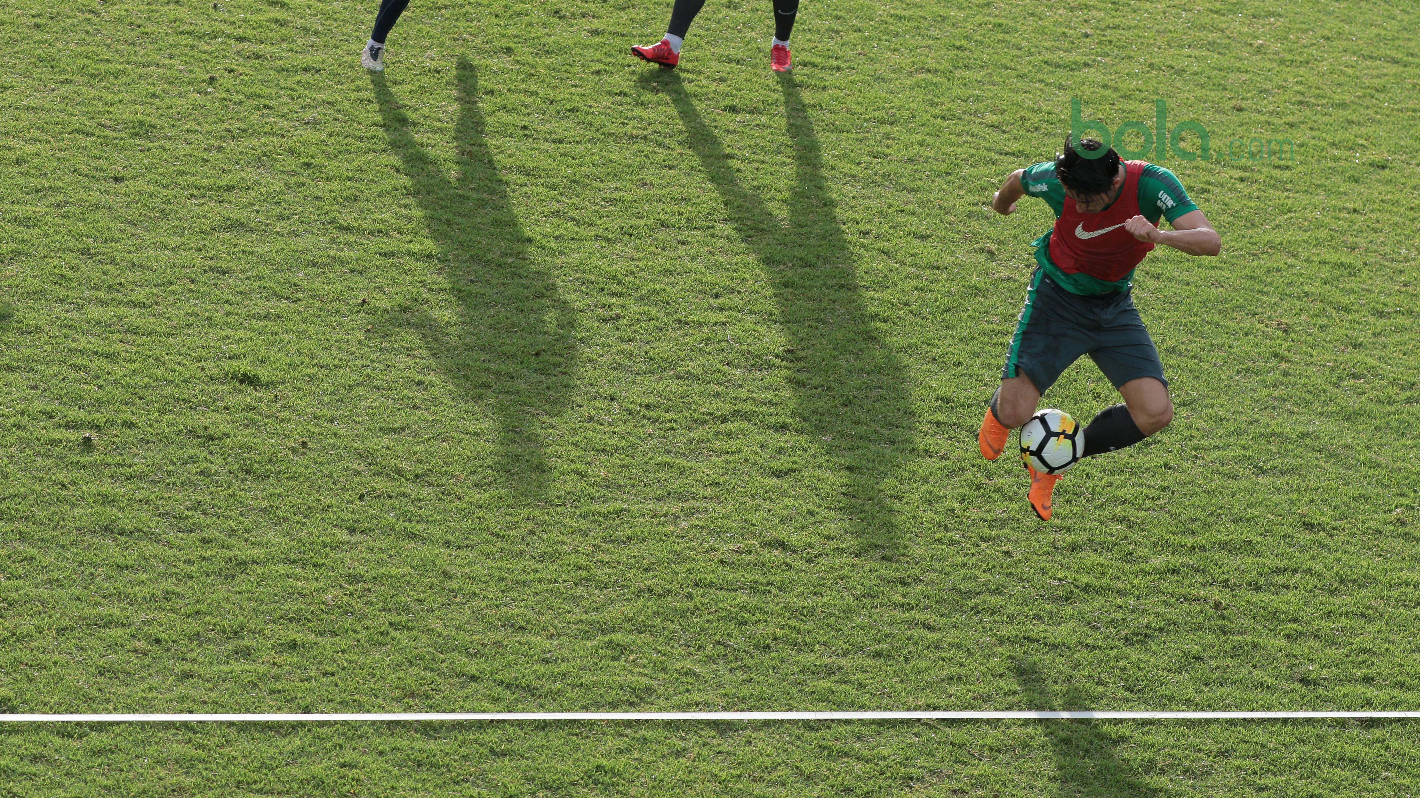 Gaya pemain Timnas Indonesia U-23, Gavin Kwan mengontrol bola saat berlatih di Lapangan ABC, Senayan,  (24/4/2018). Timnas akan mengikuti turnamen PSSI Anniversary 27 April-3 Mei 2018. (Bola.com/Nicklas Hanoatubun)