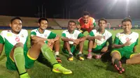 Para Pemain Bhayangkara Surabaya United tetap ceria saat berlatih pada bulan Ramadan di Surabaya, (9/6/2016). (Bola.com/Fahrizal Anas)