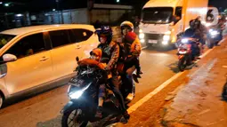 Memasuki H-3 Lebaran Idul Fitri 2023, iring-iringan pemudik dengan kendaraan bermotor dari Jakarta menuju Jawa Tengah dan Jawa Timur semakin ramai.  (Liputan6.com/Angga Yuniar)