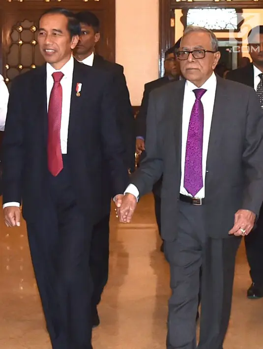 Presiden Joko Widodo bergandengan tangan saat disambut Presiden Bangladesh Abdul Hamid saat melakukan pertemuan bilateral di Credential Hall, Bangabhan Presidential Palace (27/1). (Liputan6.com/Pool/Rusman Biro Pers Setpres)