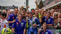 Pembalap Movistar Yamaha, Valentino Rossi saat merayakan podium ketiga MotoGP Catalunya 2018. (Twitter/Yamaha Motor)