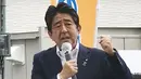 Dalam gambar dari sebuah video, mantan Perdana Menteri Jepang Shinzo Abe membuat pidato kampanye di Nara, Jepang barat sesaat sebelum dia ditembak, Jumat (8/7/2022). Abe tertembak selama pidato dan diterbangkan ke rumah sakit tetapi dia tidak bernapas dan jantungnya berhenti, kata para pejabat. (Kyodo News via AP)
