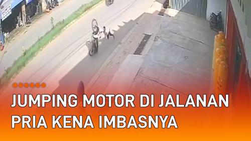 VIDEO: Langsung Berdiri, Aksi Kocak Pria Jumping Motor di Tengah Jalan Kena Imbasnya